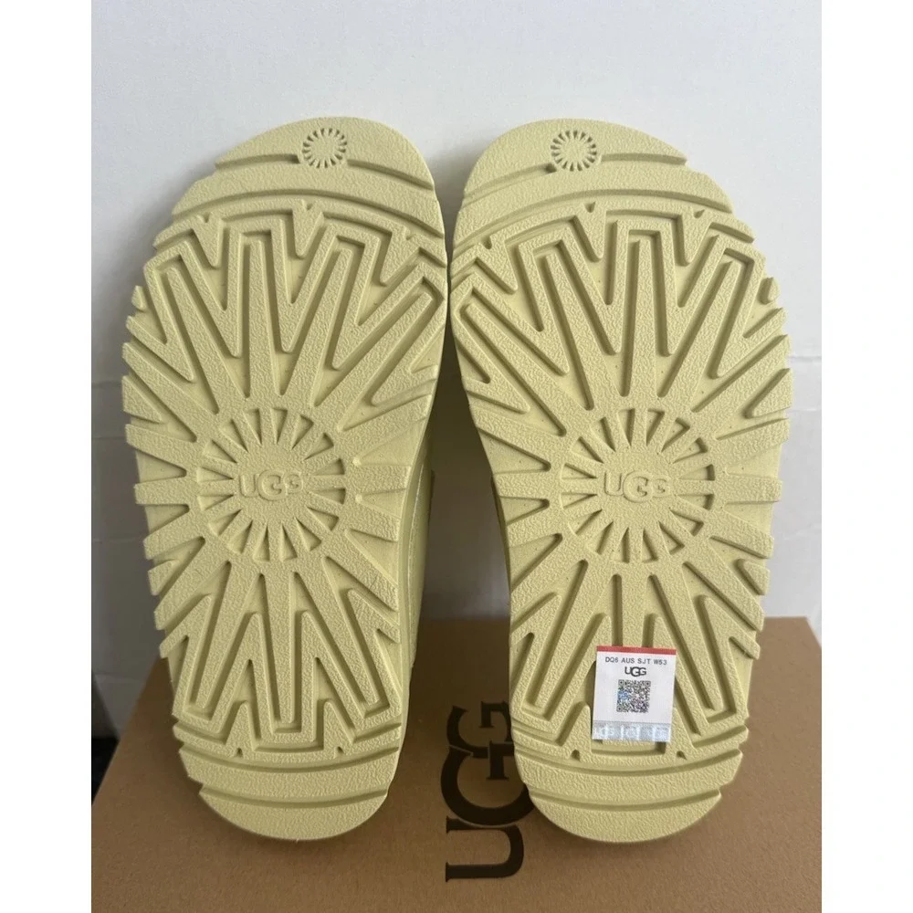 Junior Uggs Slides Size 1 in Goldenglow